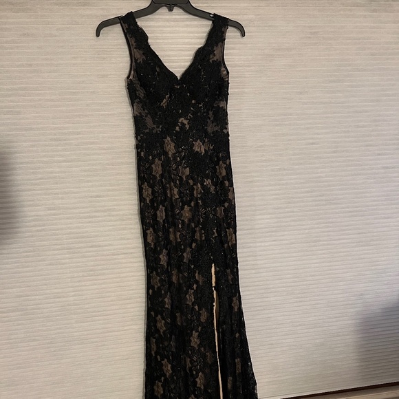Black lace evening gown - Picture 1 of 10